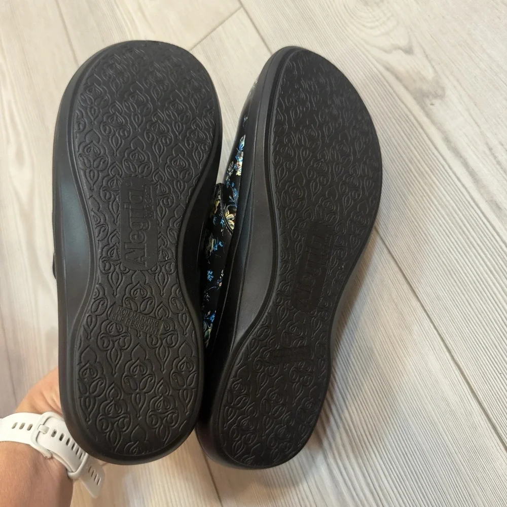 NEW Alegria Spright Passionate Floral Slip On Loafers Black Blue SPR-7533  38